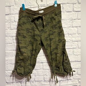 d.a.s·h Y2K Olive Green Camo Cargo Capri Pants Medium